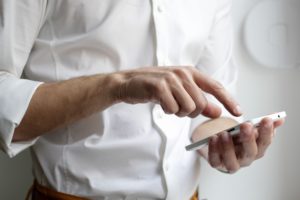 homme sur son téléphone doigt tactile